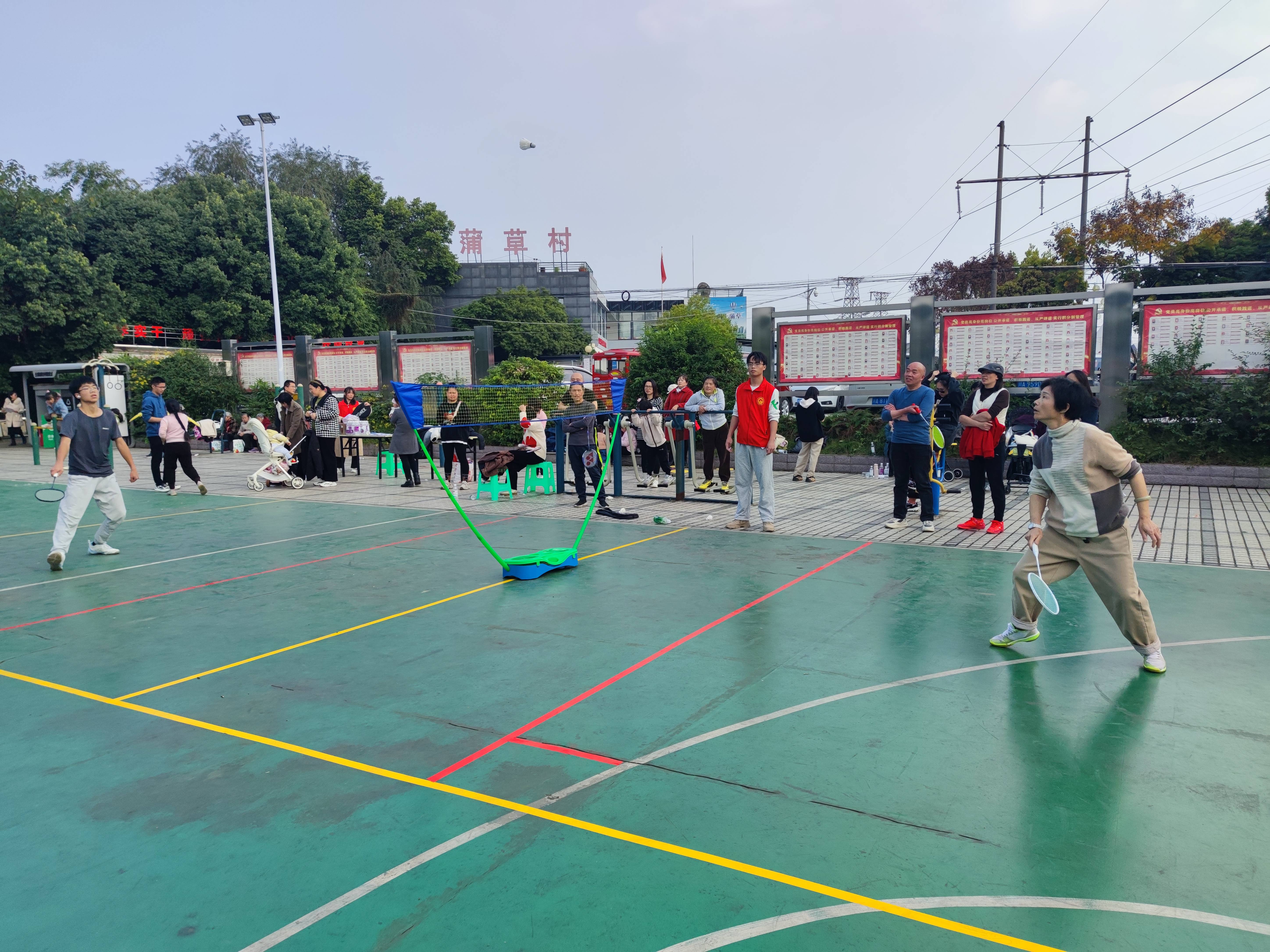 雷火电竞网站-羽毛球比赛现场热闹，选手精彩比拼盛况的简单介绍