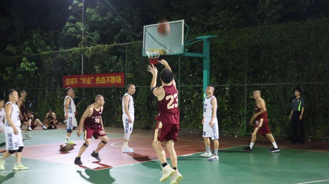 篮球赛场上掀起高潮,球迷热情高涨 篮球赛场上掀起高潮,球迷热情高涨