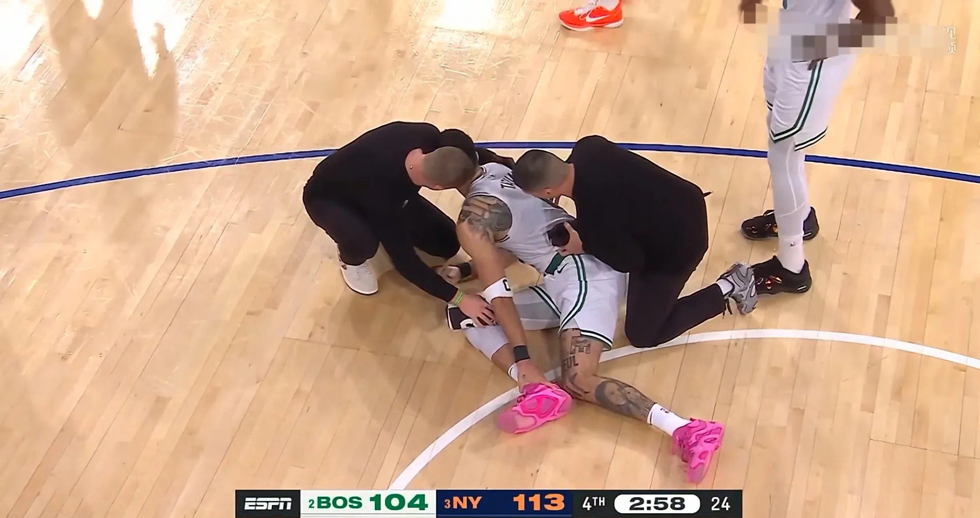 湖人队核心球员受伤在场外观战！的简单介绍