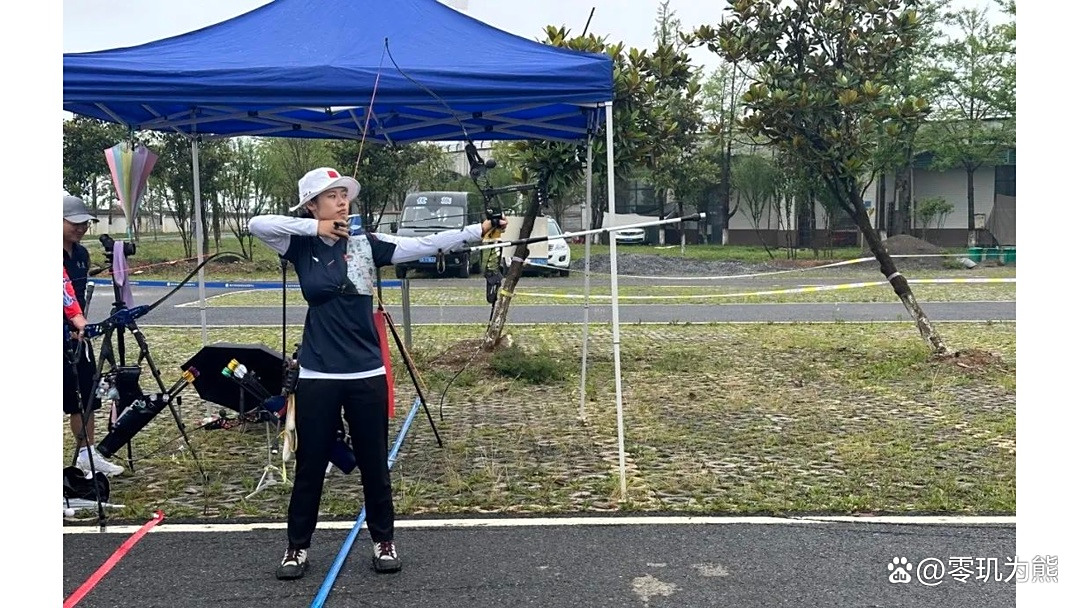 射箭选手心态坚定，全力投入争夺第一的简单介绍