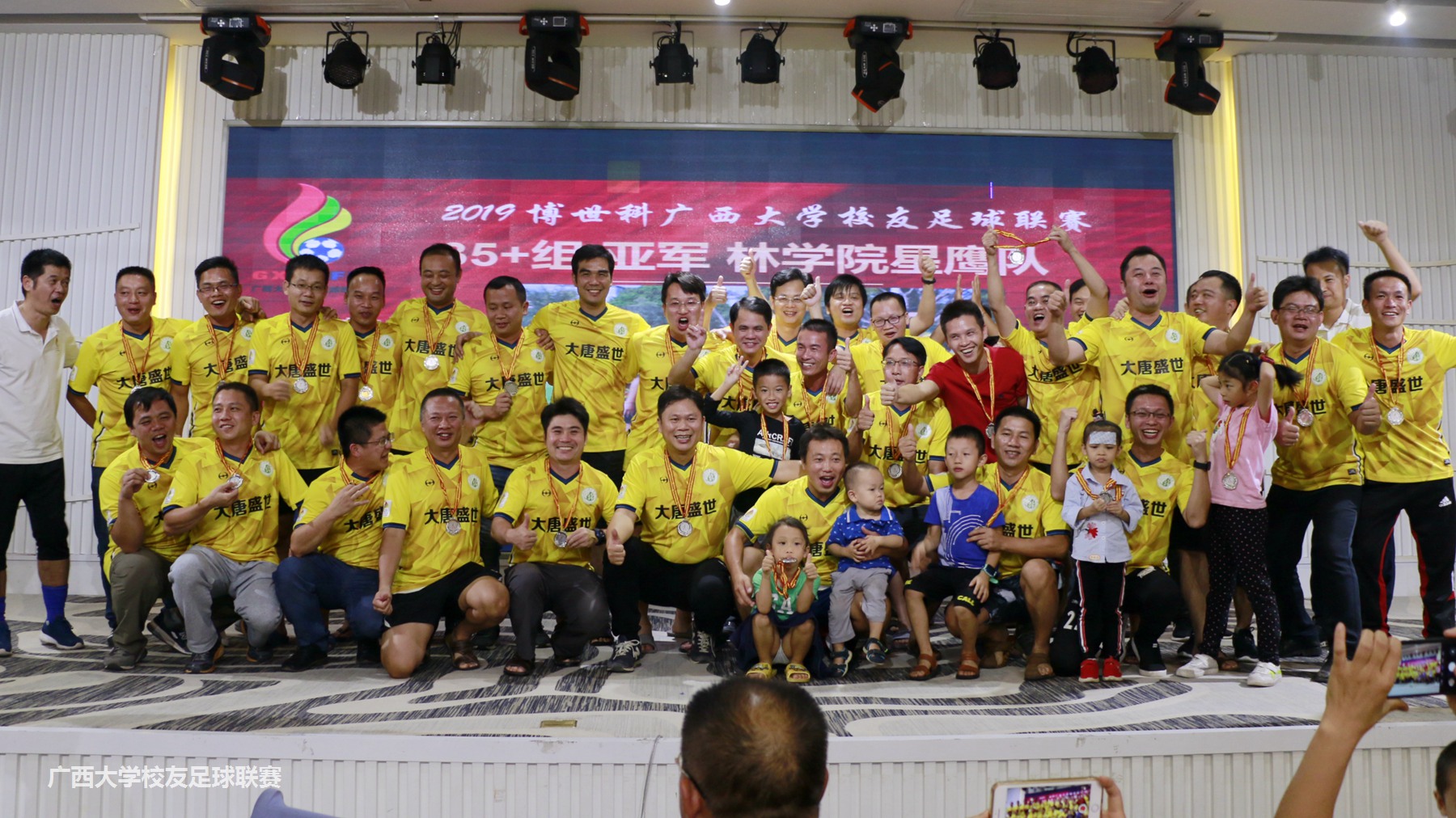 捷克摔跤运动员力拔头筹，夺得桂冠的简单介绍