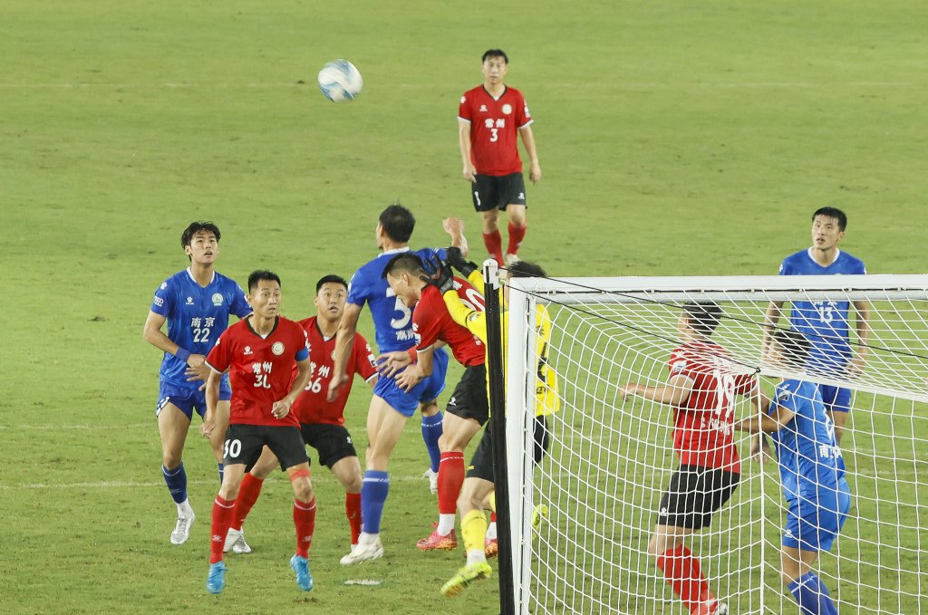 国内足球联赛中球员们奋力拼搏