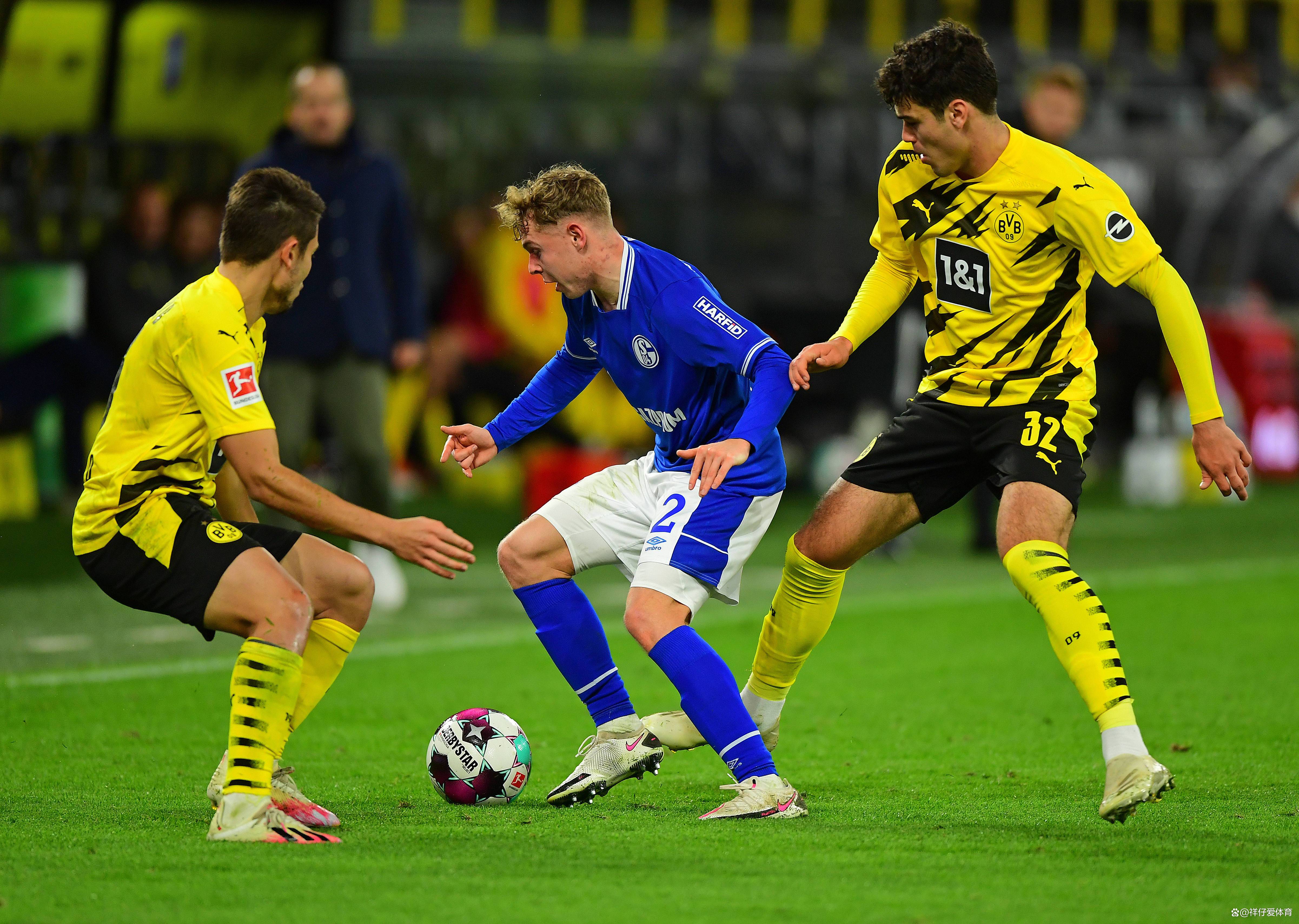 足球对决现场：球员们展现技艺风采的简单介绍