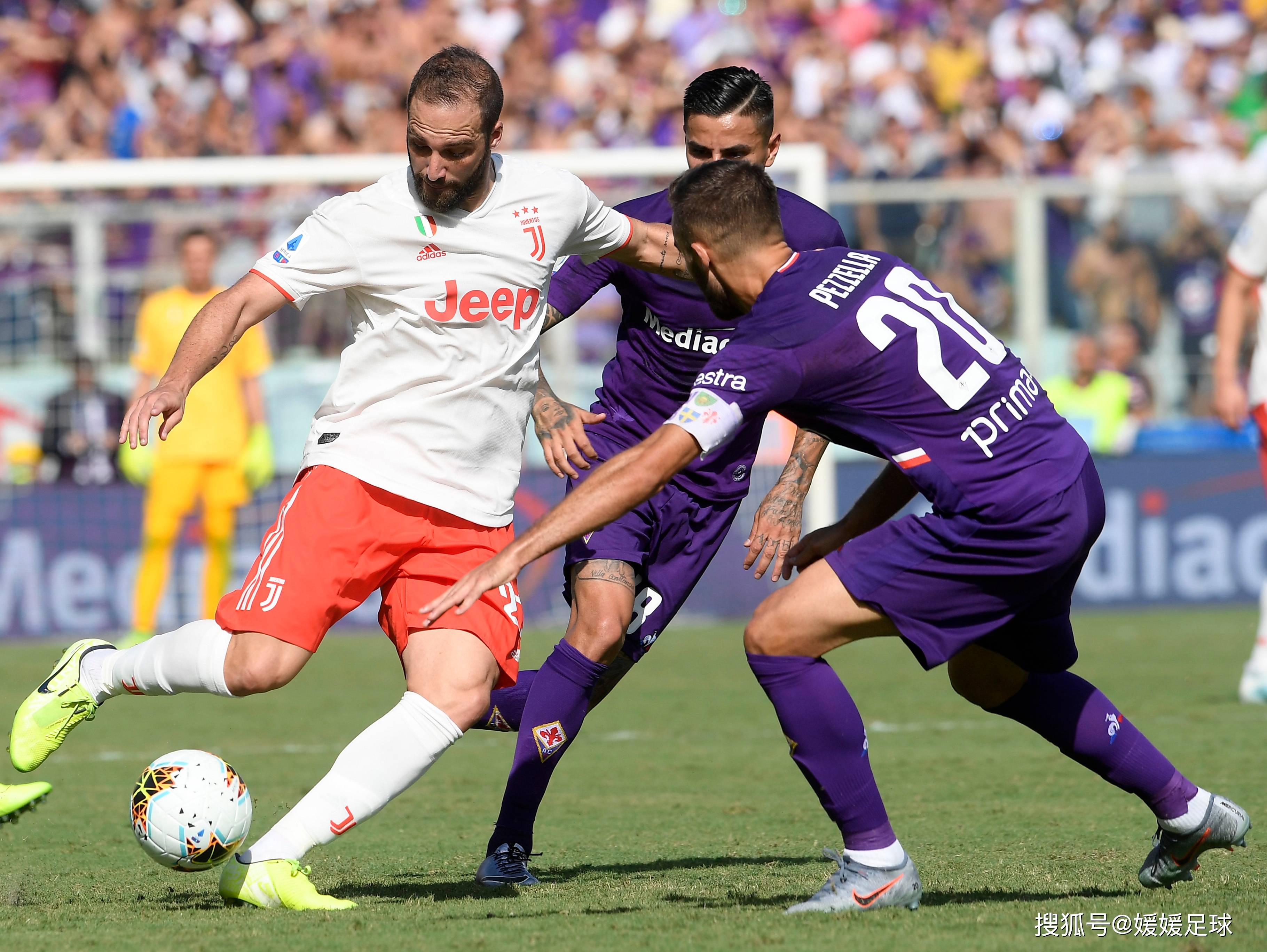 足球对决现场：球员们展现技艺风采的简单介绍