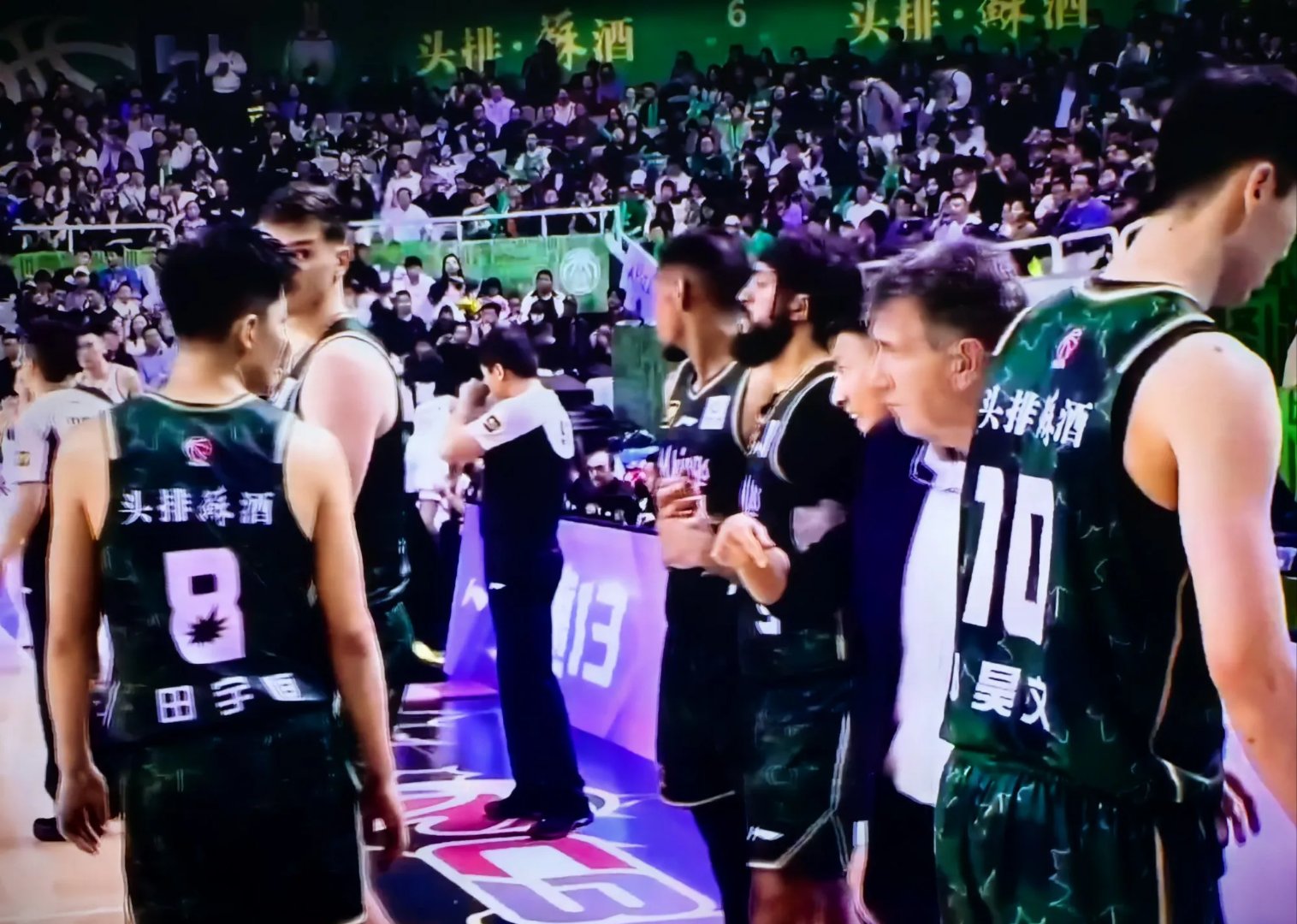 CBA总决赛战队上演激烈对抗，谁能笑到最后