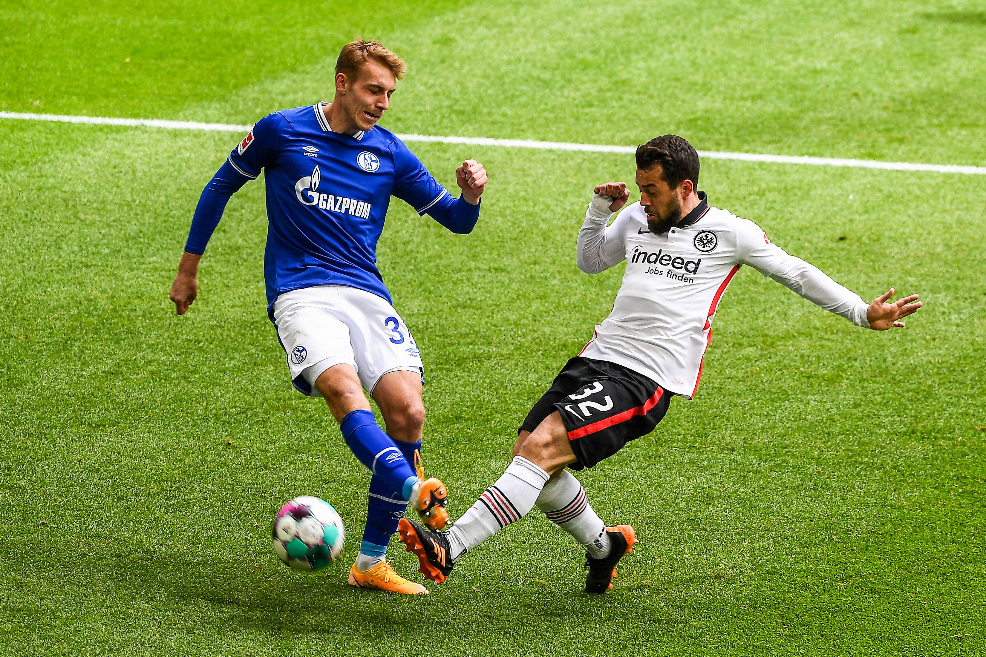 雷火电竞主播-沙尔克球员在比赛中取得连胜