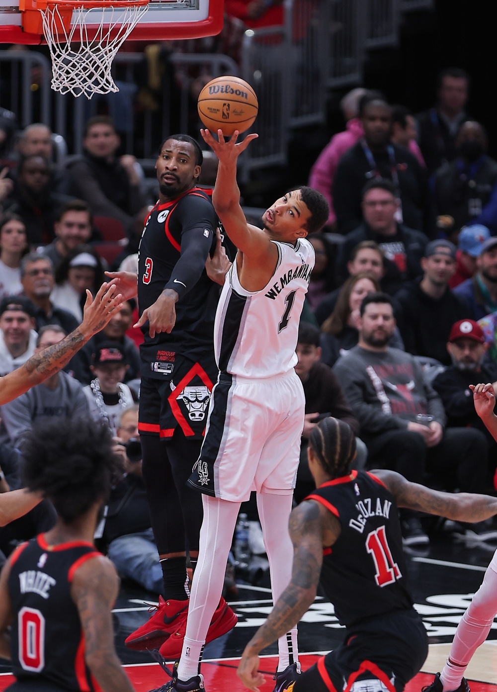 雷火电竞-马刺轻取浙江队，布伦森高光表现