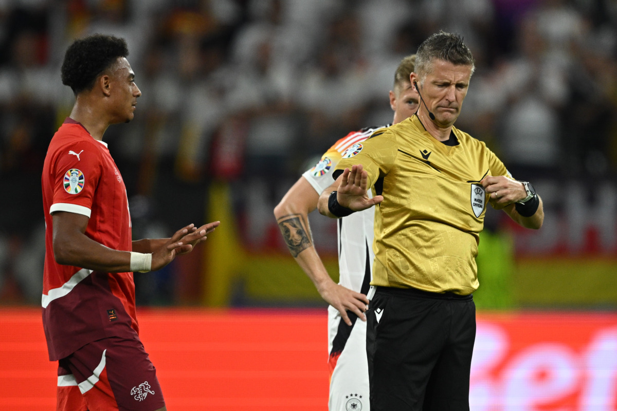 雷火电竞入驻-英格兰队鏖战法国队，梁靖崑关键制胜