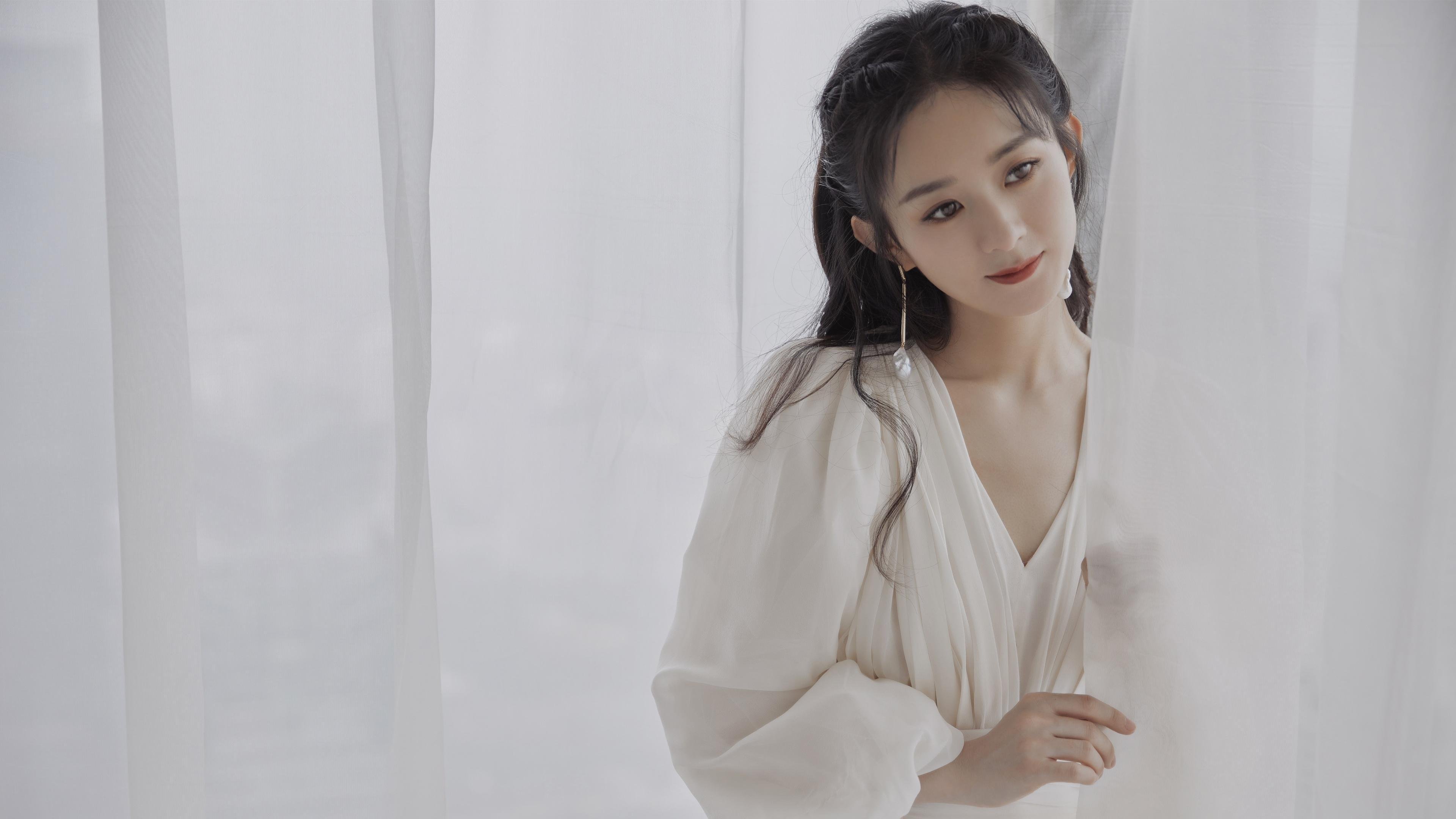 雷火电竞官网-库里37分屠龙刀出鞘，东契奇三双盛宴，独行侠主场狂胜雄鹿30分